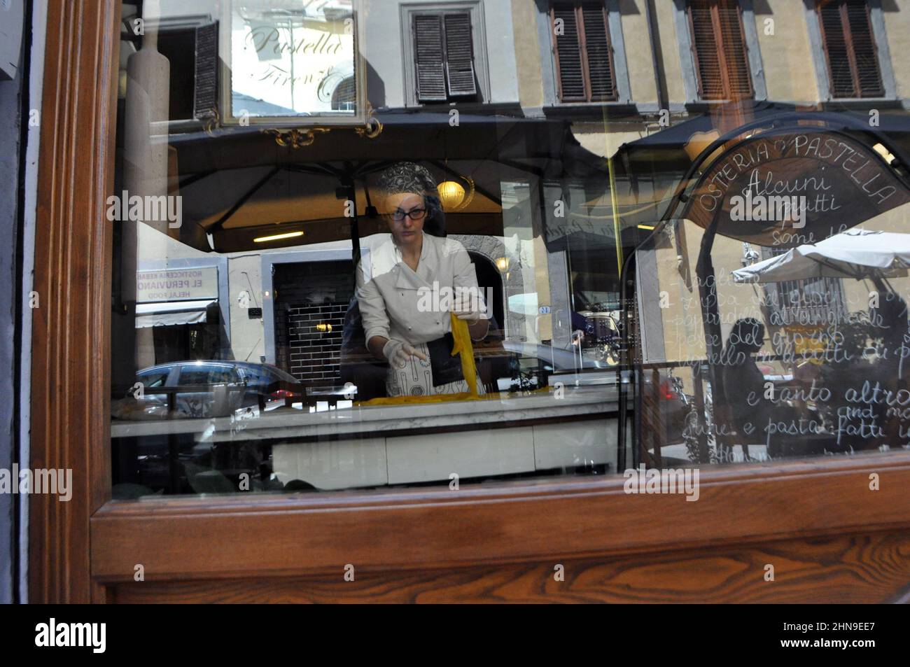 Chica italiana en la cocina del café hace vermicelli. Italia. Foto de stock