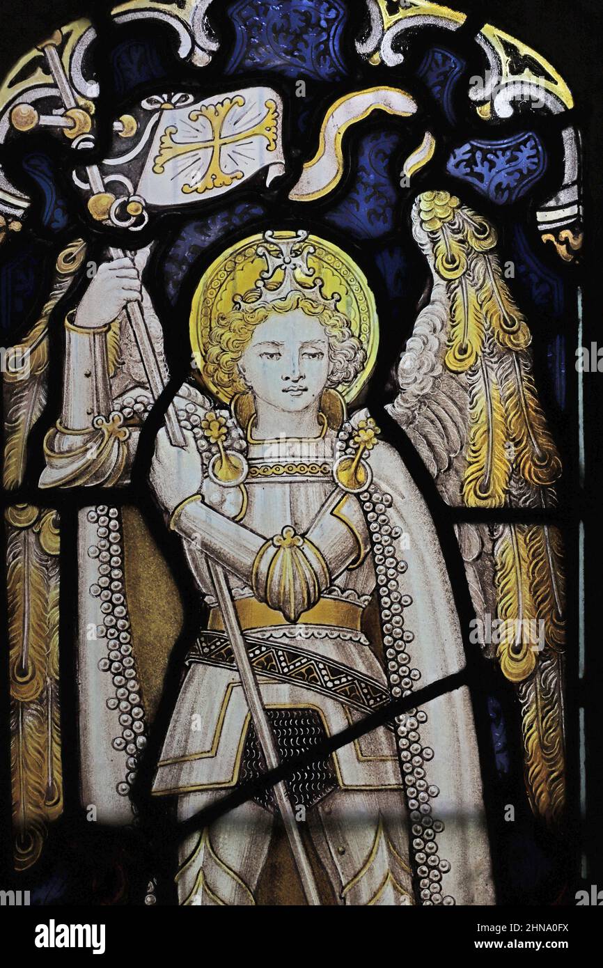 Vidriera por C. E. Kempe & Co que representa St Michael, St Michael's & All Angels Church, Sutton-cum-Upton, Cambridgeshire Foto de stock