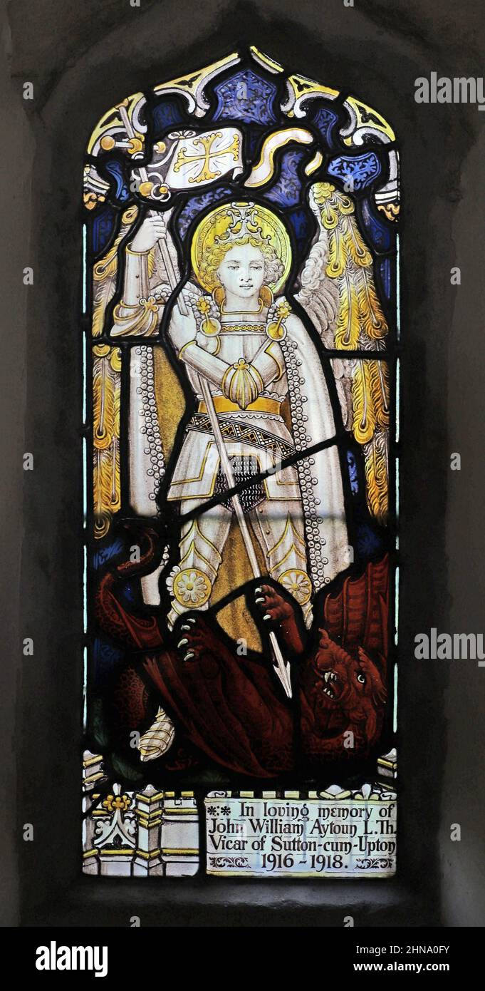 Vidriera por C. E. Kempe & Co que representa St Michael, St Michael's & All Angels Church, Sutton-cum-Upton, Cambridgeshire Foto de stock