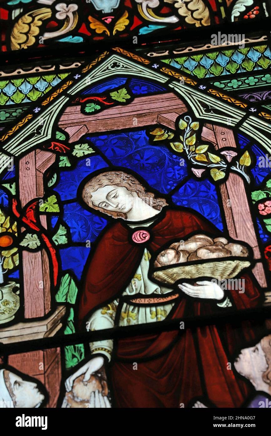 Vidrieras de Frederick Preedy, que representan los actos de la misericordia de Coprporal, la iglesia de San Miguel y Todos los Ángeles, Sutton-cum-Upton, Cambridgeshire Foto de stock