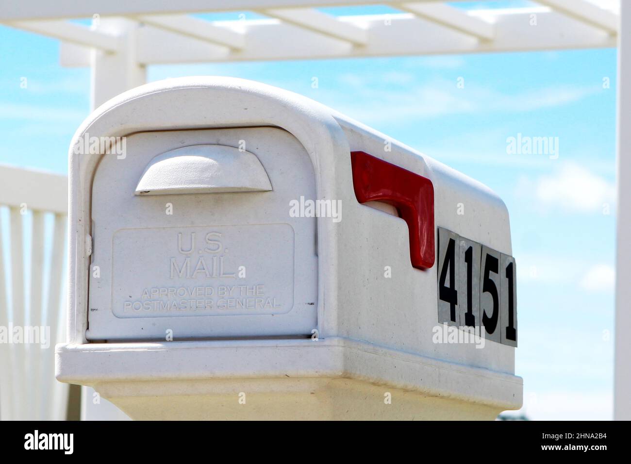 Weißer US Mail Briekasten mit roter Signalfahne vor einer weißen Veranda en Florida, Estados Unidos. Foto de stock