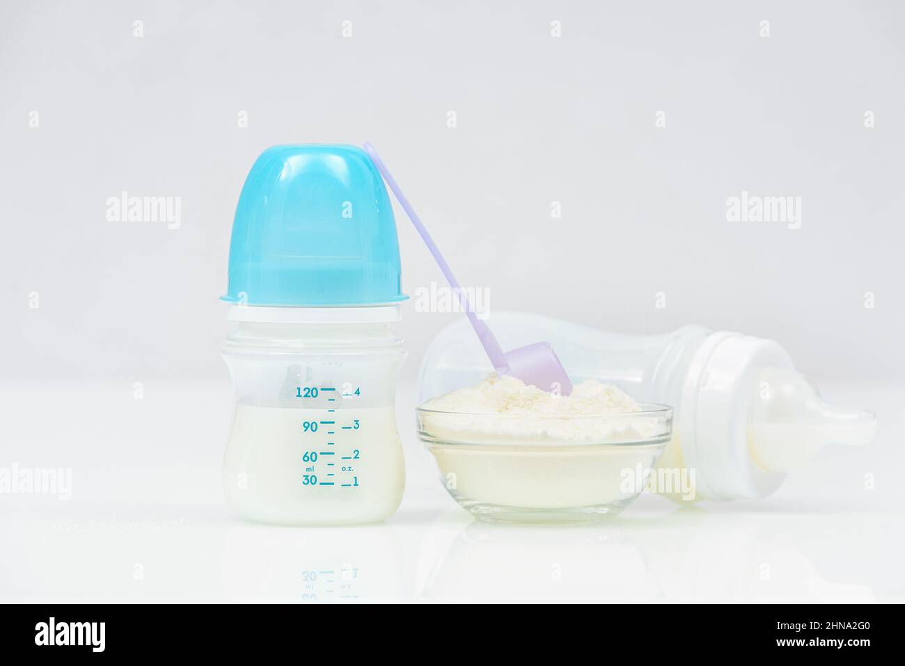 Biberones de leche para bebés con mezcla y leche de fórmula para bebés en  la jarra sobre fondo rosa. Leche en polvo para recién nacidos Fotografía de  stock - Alamy