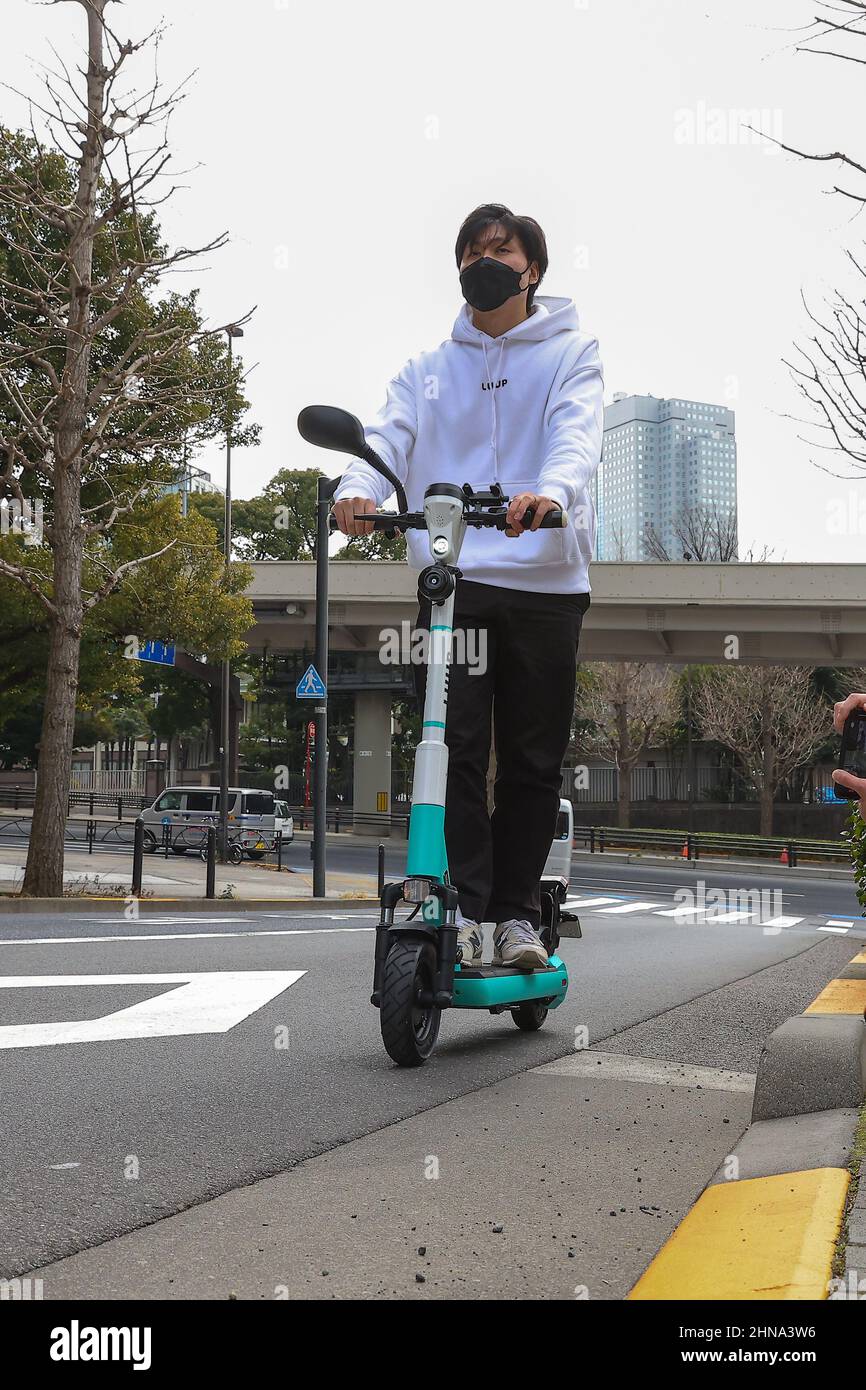 Tokio, Japón. 15th Feb, 2022. LUUP, un servicio de intercambio de micromovilidad eléctrica, anunció su nuevo logotipo y nuevos modelos de automóviles. El 15 de febrero de 2022 en Tokio, Japón. (Foto de Kazuki Oishi/Sipa USA) Crédito: SIPA USA/Alamy Live News Foto de stock