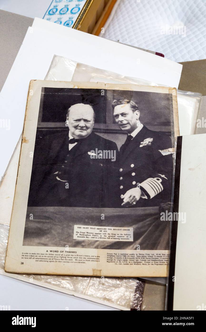 Varios carteles e impresiones de fotos de Winston Churchill y King George 6th, 1940s foto de la guerra Foto de stock