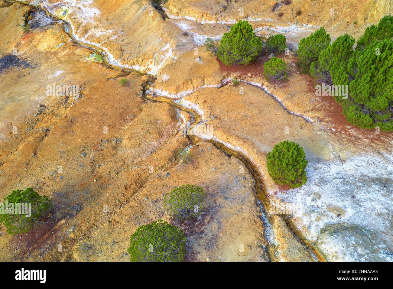 Drenaje ácido de mina en el sitio de la abandonada mina de cobre Evloimeni, Chipre Foto de stock