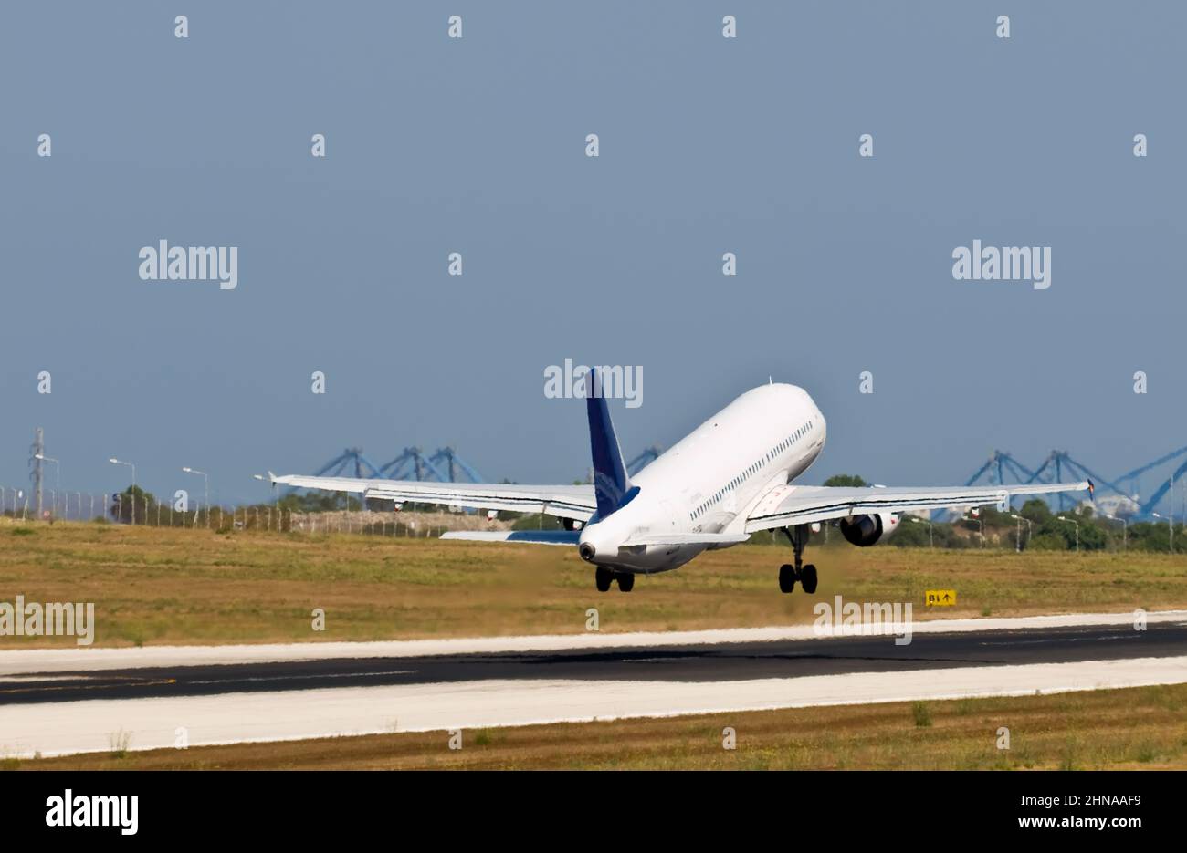 Aviones civiles aterriza en el aeropuerto de Malta Foto de stock
