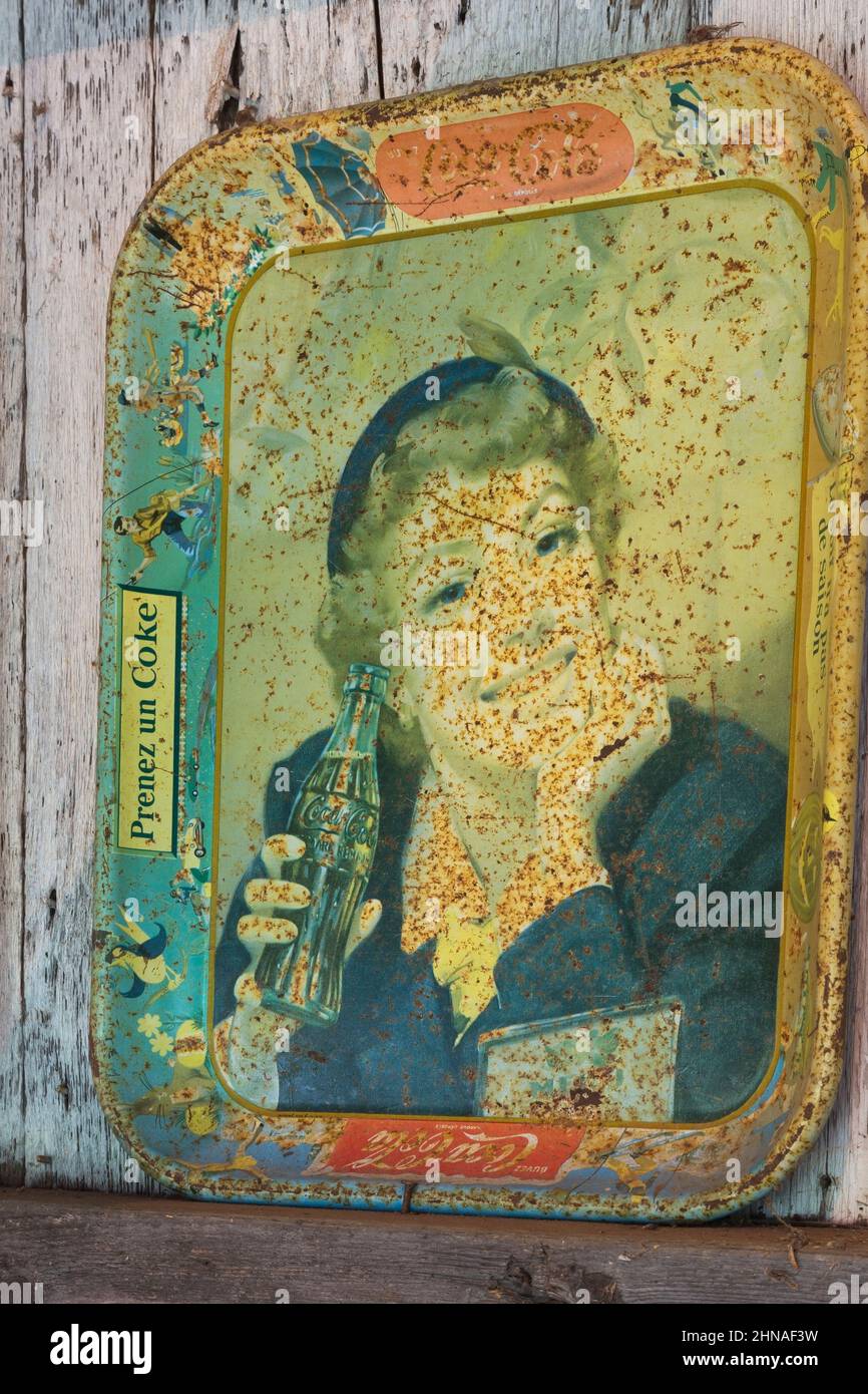 Francés bandeja de metal Coca Cola con serigrafía retrato de la mujer en la  pared dentro de la antigua cabaña de madera rústica Fotografía de stock -  Alamy