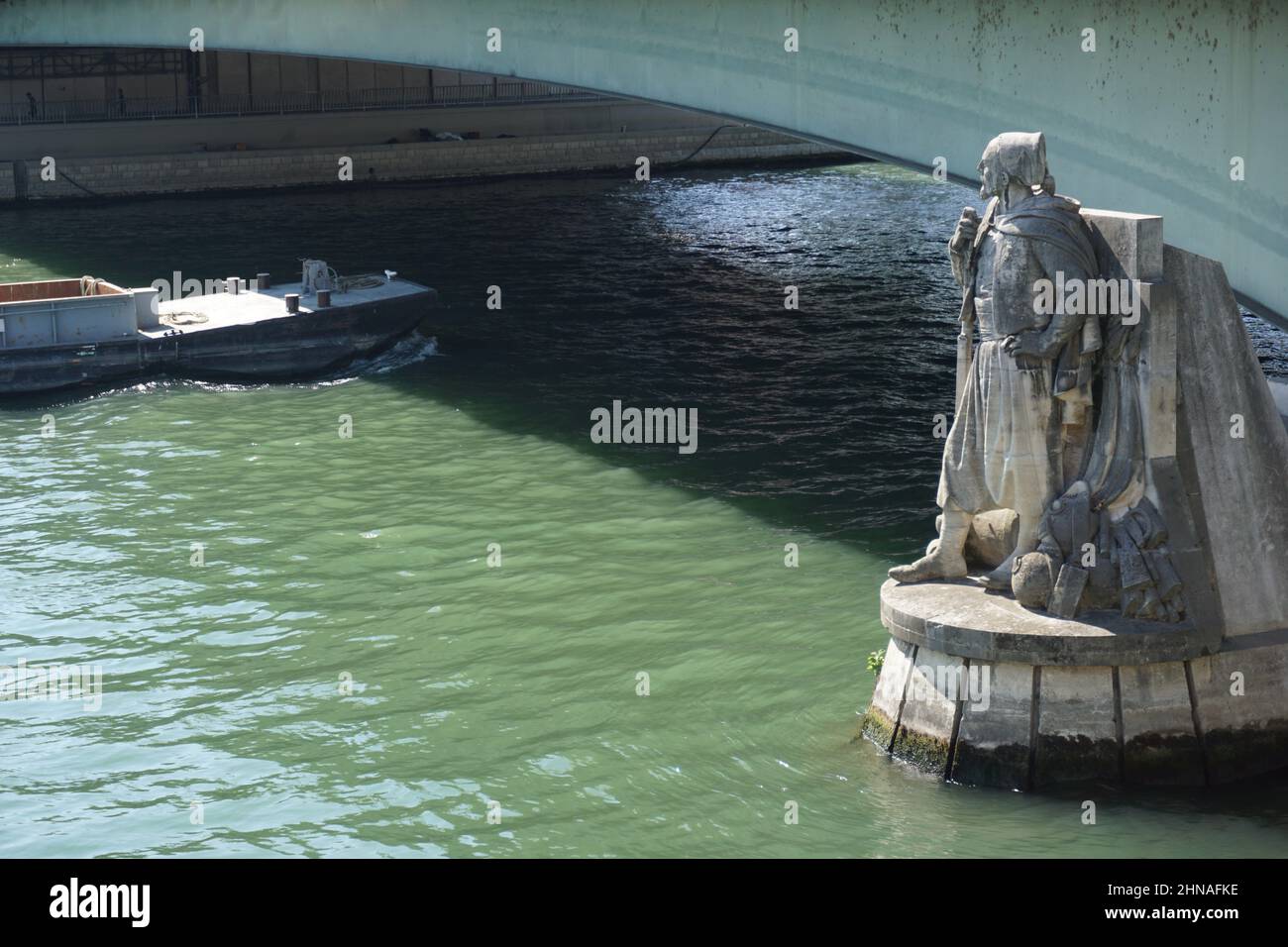 La estatua de Le Zouave (medida de inundación) sobre el Sena en París (Francia) Foto de stock