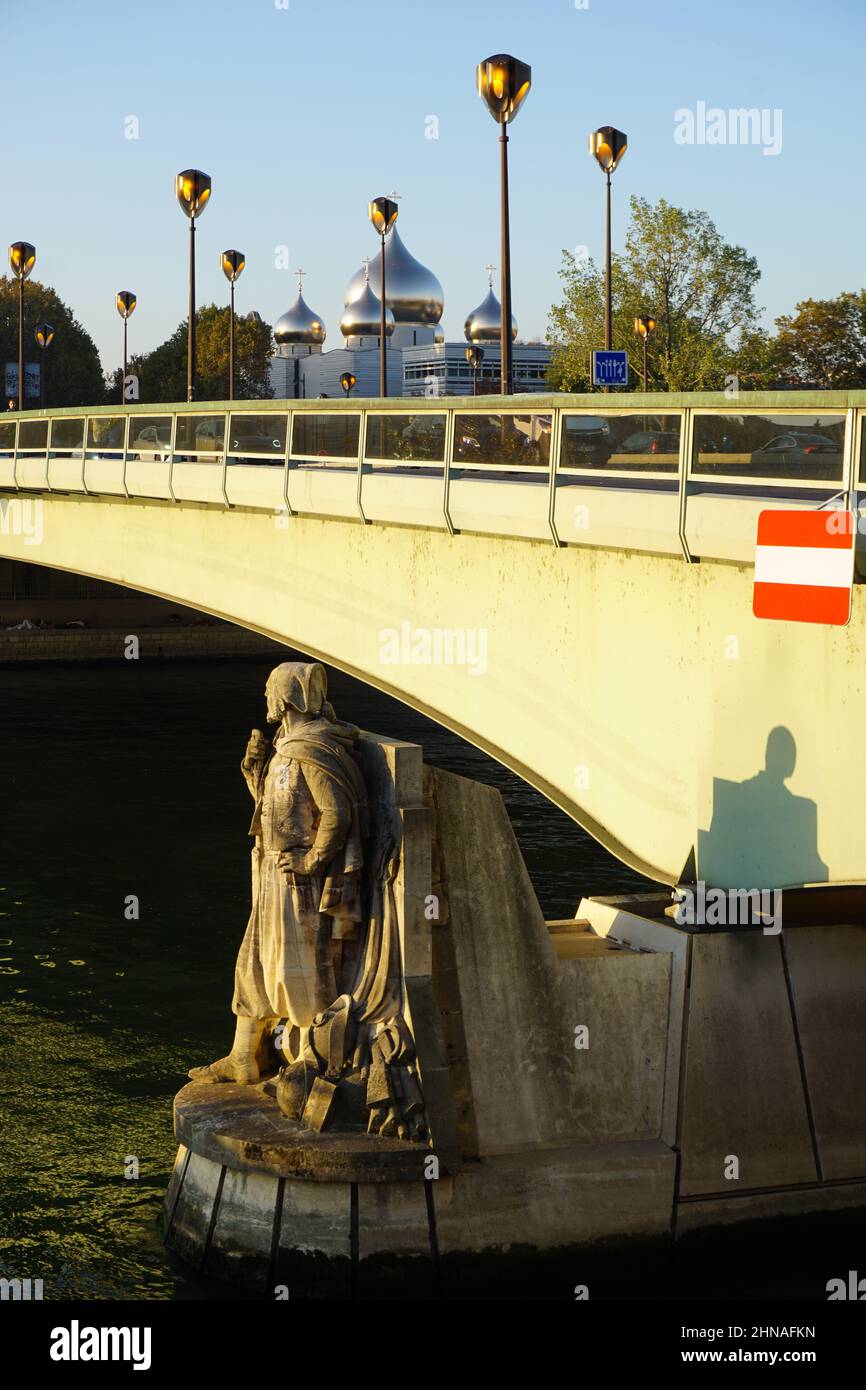La estatua de Le Zouave (medida de inundación) sobre el Sena en París (Francia) Foto de stock