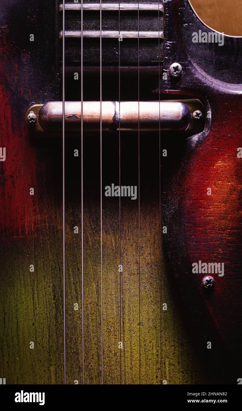Vista de primer plano de una antigua guitarra electroacústica colorida  Fotografía de stock - Alamy