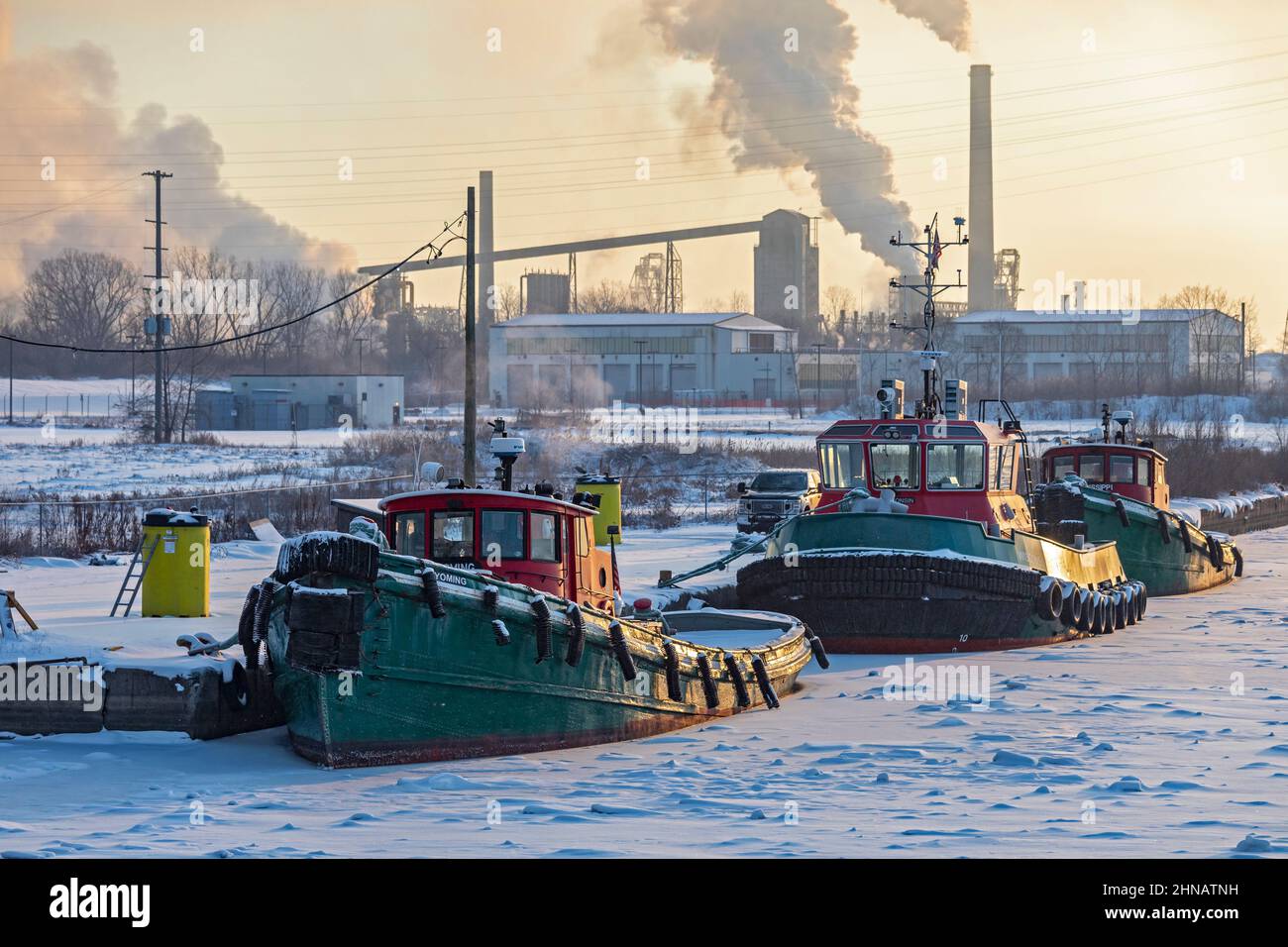 Detroit, Michigan - Los remolcadores Wyoming, Wisconsin y Mississippi atracaron para la temporada en el congelado río Rouge. Los remolcadores son operados por el GRE Foto de stock