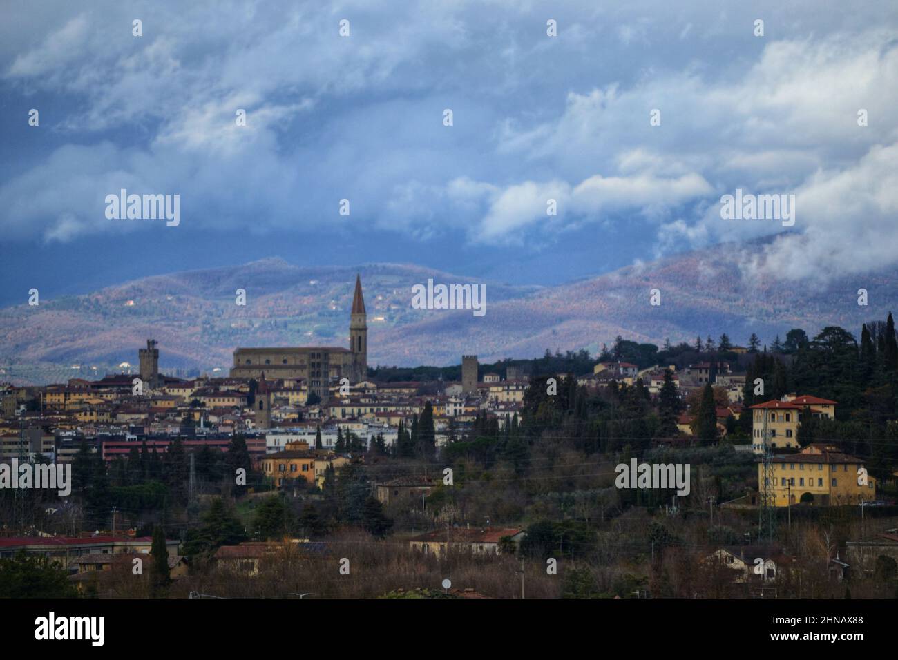 Vista panorámica de la ciudad de Arezzo en un día tormentoso de invierno Foto de stock