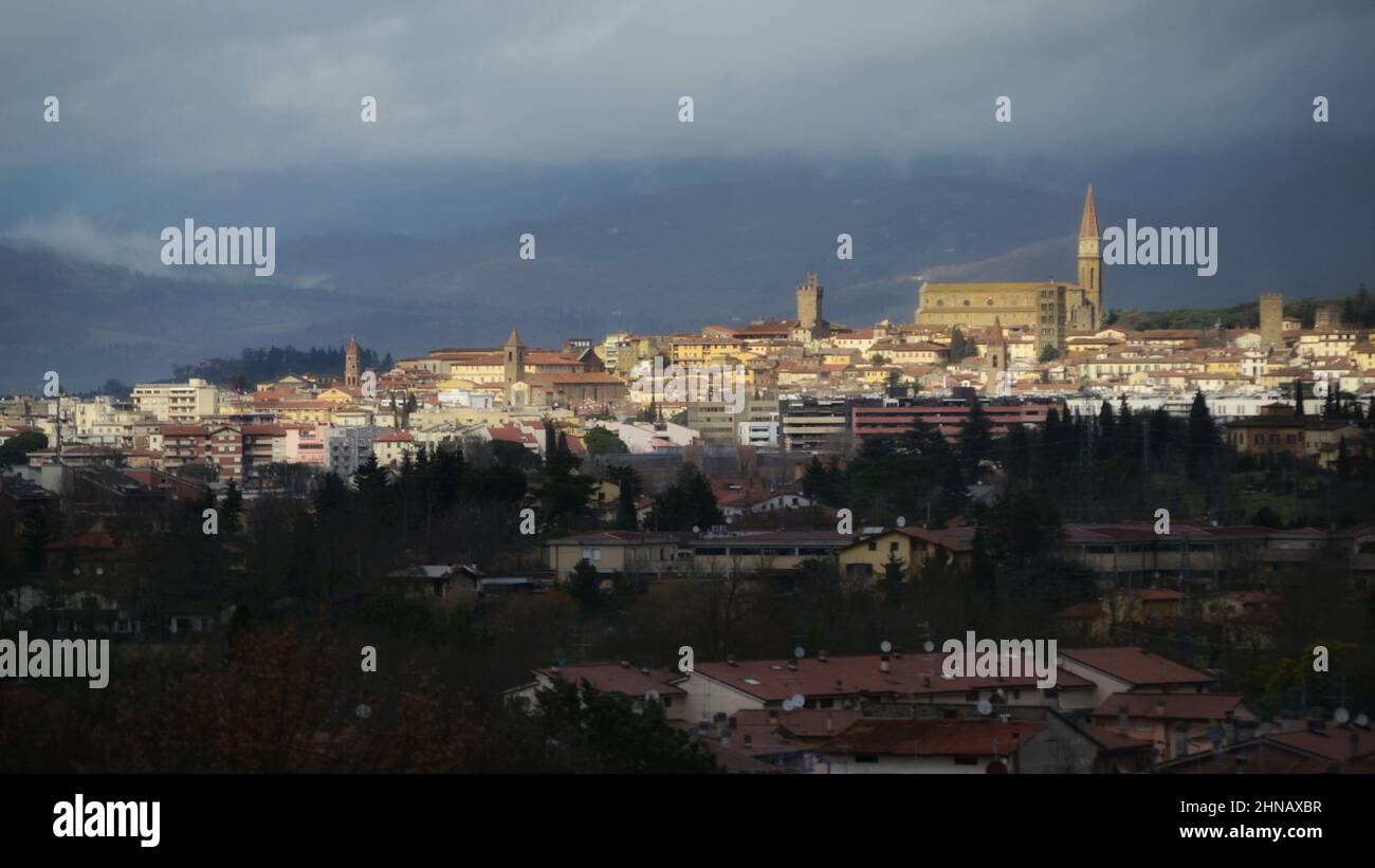 Vista panorámica de la ciudad de Arezzo en un día tormentoso de invierno Foto de stock