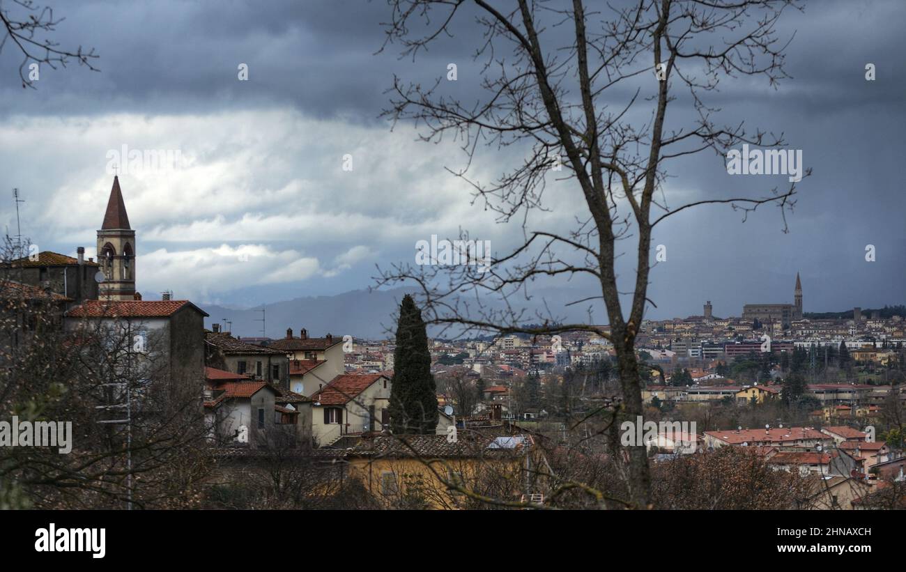 Paisaje urbano de Arezzo visto desde un pueblo de campo Foto de stock