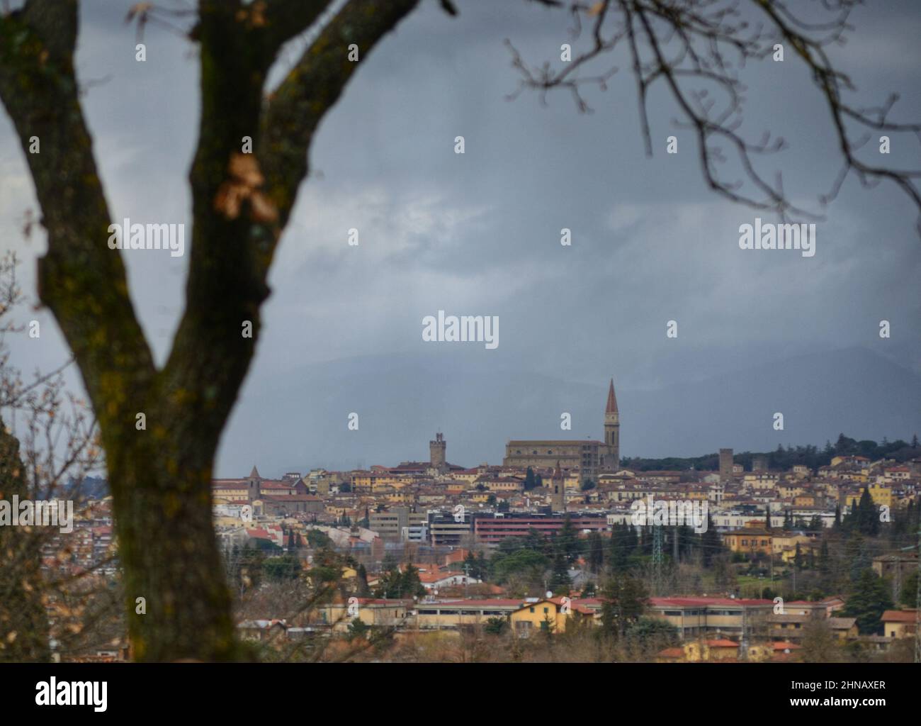 Vista panorámica de la ciudad de Arezzo vista desde una colina Foto de stock