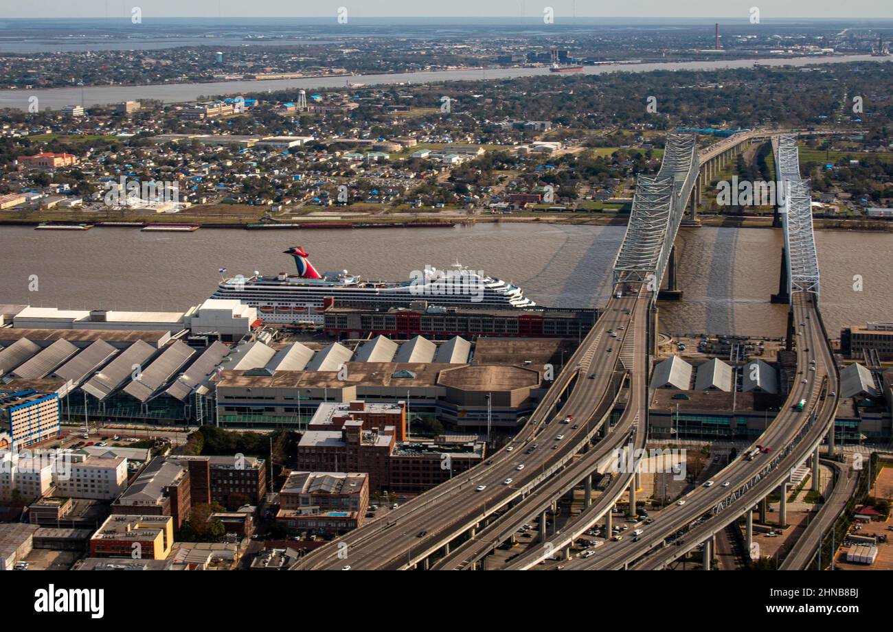 Una vista en helicóptero de Nueva Orleans desde el centro en dirección al puente de conexión de Crescent City y una terminal de cruceros, Louisiana, Estados Unidos. Enero Foto de stock