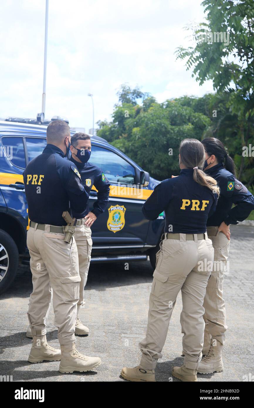 salvador, bahia, brasil - 21 de enero de 2022: Oficiales de la Policía Federal de Carreteras junto a un vehículo en la Superintendencia Regional de la ciudad de Salvador. Foto de stock
