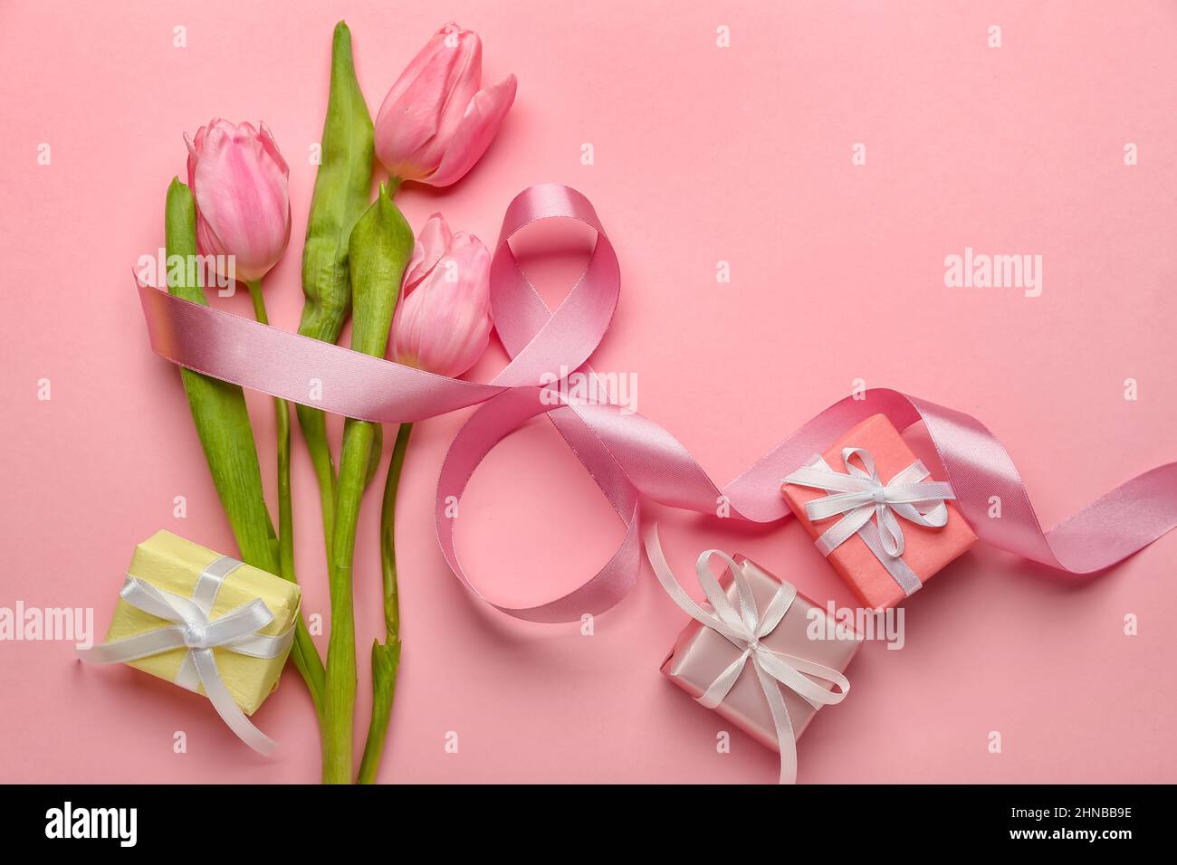 Composición con figura 8 hecha de cinta, flores y cajas de regalo para la celebración del Día Internacional de la Mujer sobre fondo rosa Fotografía de stock - Alamy Composición con figura 8 hecha de cinta, flores y cajas de regalo para la celebración del Día Internacional de la Mujer sobre fondo rosa Fotografía de stock - Alamy