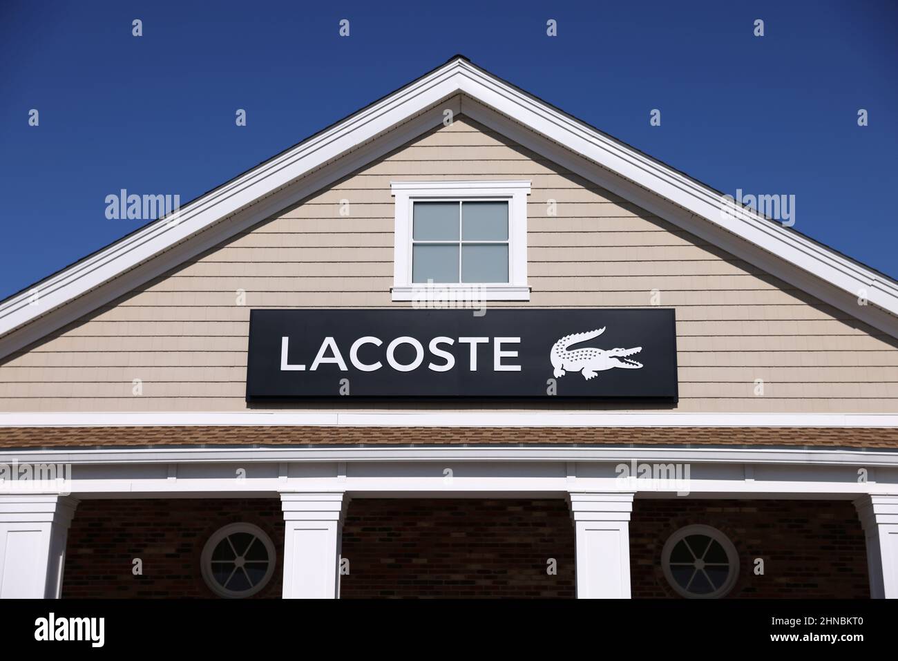Logotipo de empresa lacoste fotografías e imágenes de alta resolución