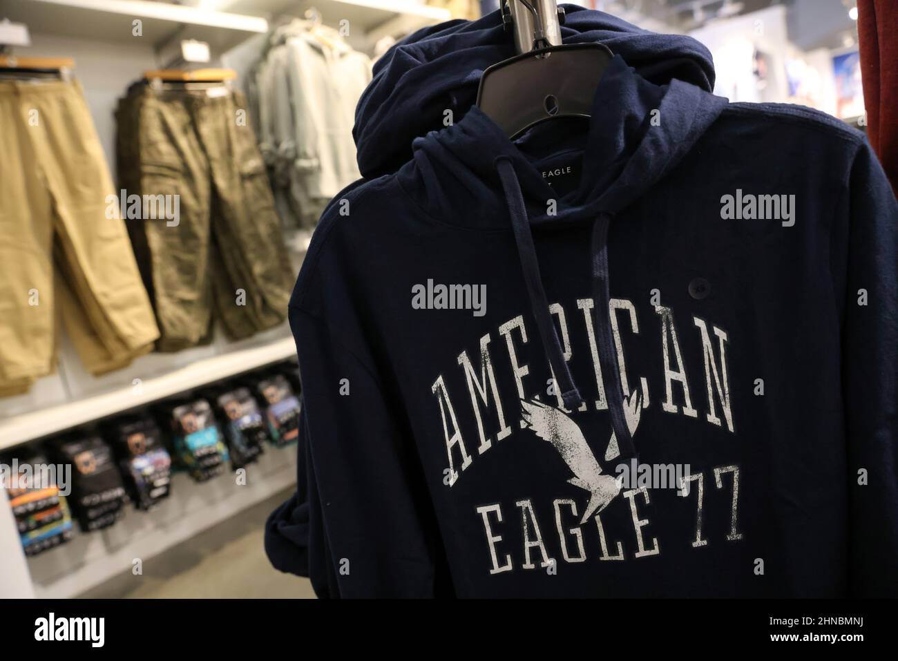 La ropa de American Eagle se ve en su tienda en el Woodbury Common Premium  Outlets en Central Valley, Nueva York, ., 15 de febrero de 2022.  REUTERS/Andrew Kelly Fotografía de stock -
