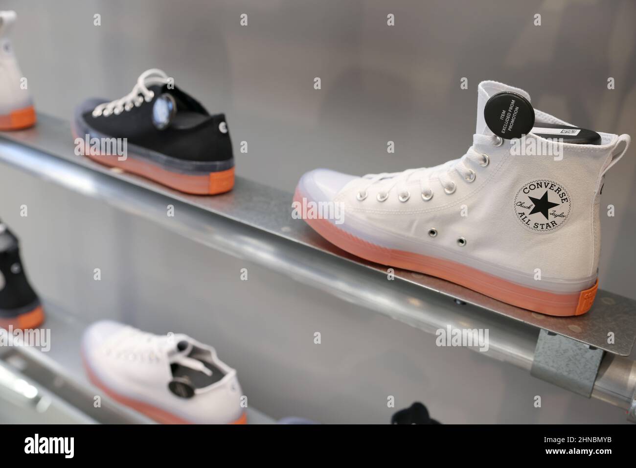Las zapatillas Converse, propiedad de Nike, se pueden ver en su tienda en  Woodbury Common Premium Outlets en Central Valley, Nueva York, EE.UU., 15  de febrero de 2022. REUTERS/Andrew Kelly Fotografía de