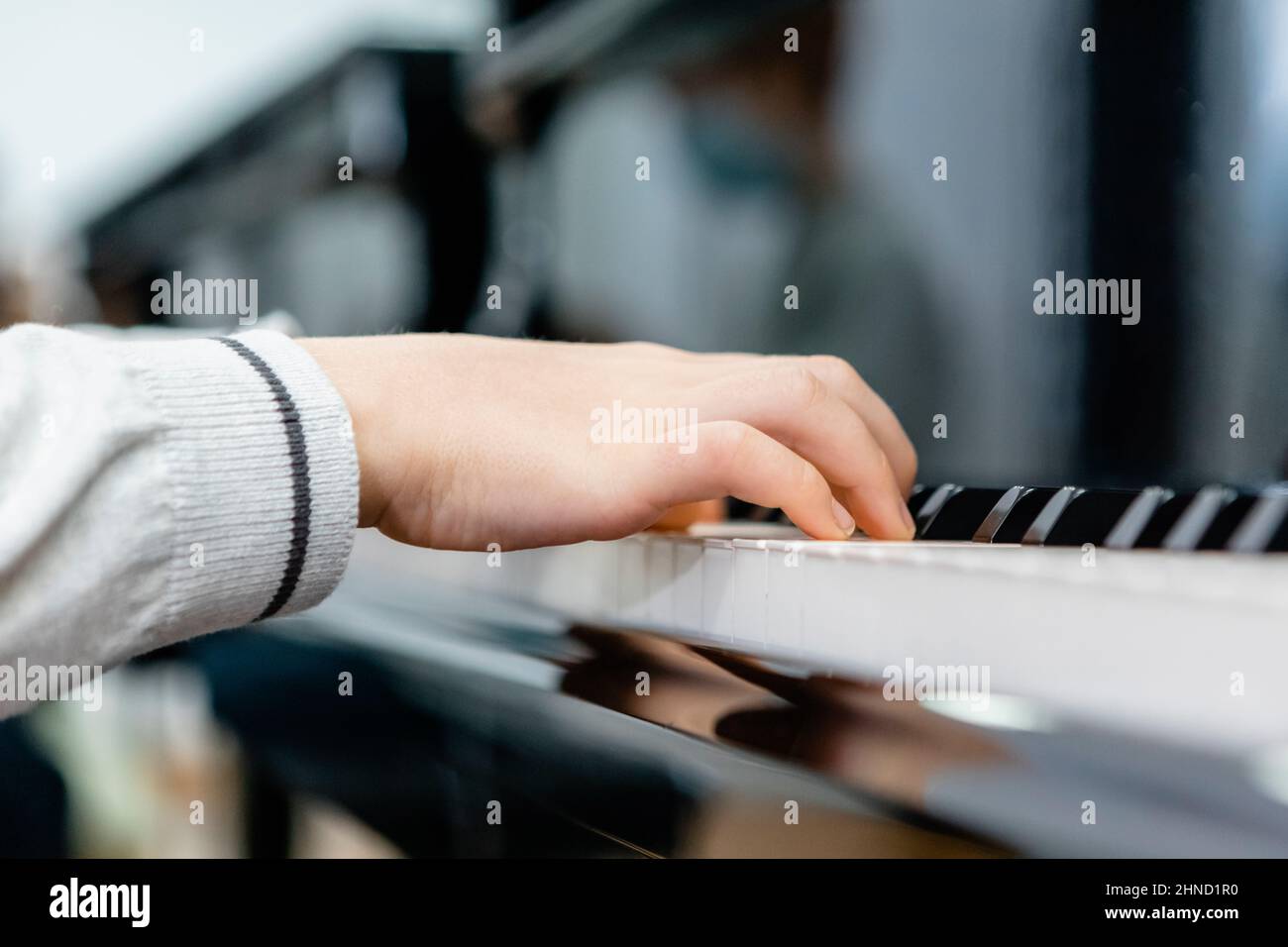 Resaltar Petición Penetración Vista lateral CROP chile irreconocible tocando melodía en el teclado del  piano durante la lección en la escuela de música moderna Fotografía de  stock - Alamy