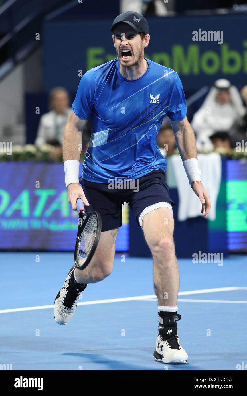 Andy Murray de Gran Bretaña en acción durante su ronda de 32 con Taro Daniel de Japón en el Qatar ExxonMobil Open en Khalifa International Tennis and Squash Complex el 14 de febrero de 2022 en Doha, Qatar. Foto de stock