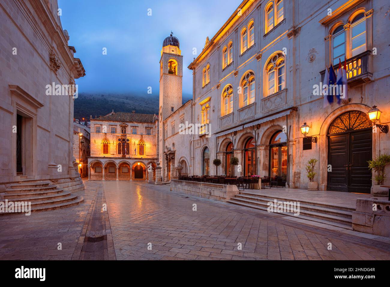Dubrovnik, Croacia. Paisaje urbano Imagen de hermosas calles románticas del casco antiguo de Dubrovnik, Croacia a la hora azul crepúsculo. Foto de stock