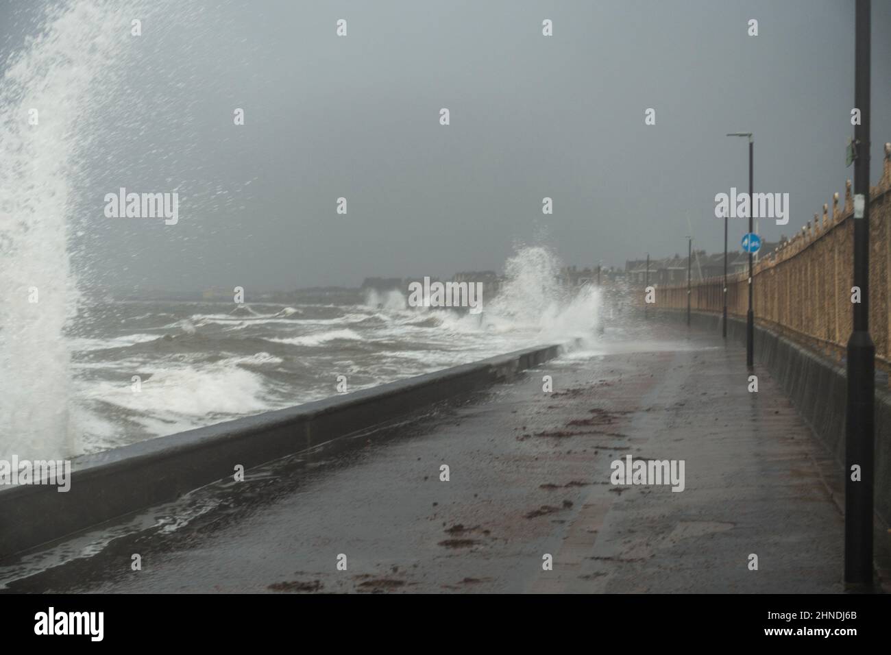 Prestwick, Escocia, Reino Unido; 16th de febrero de 2022. Una marea alta delante de la tormenta Dudley trae olas rompiendo en el paseo marítimo de Prestwick, South Ayrshire. Liz Leyden/Alamy Live News Foto de stock
