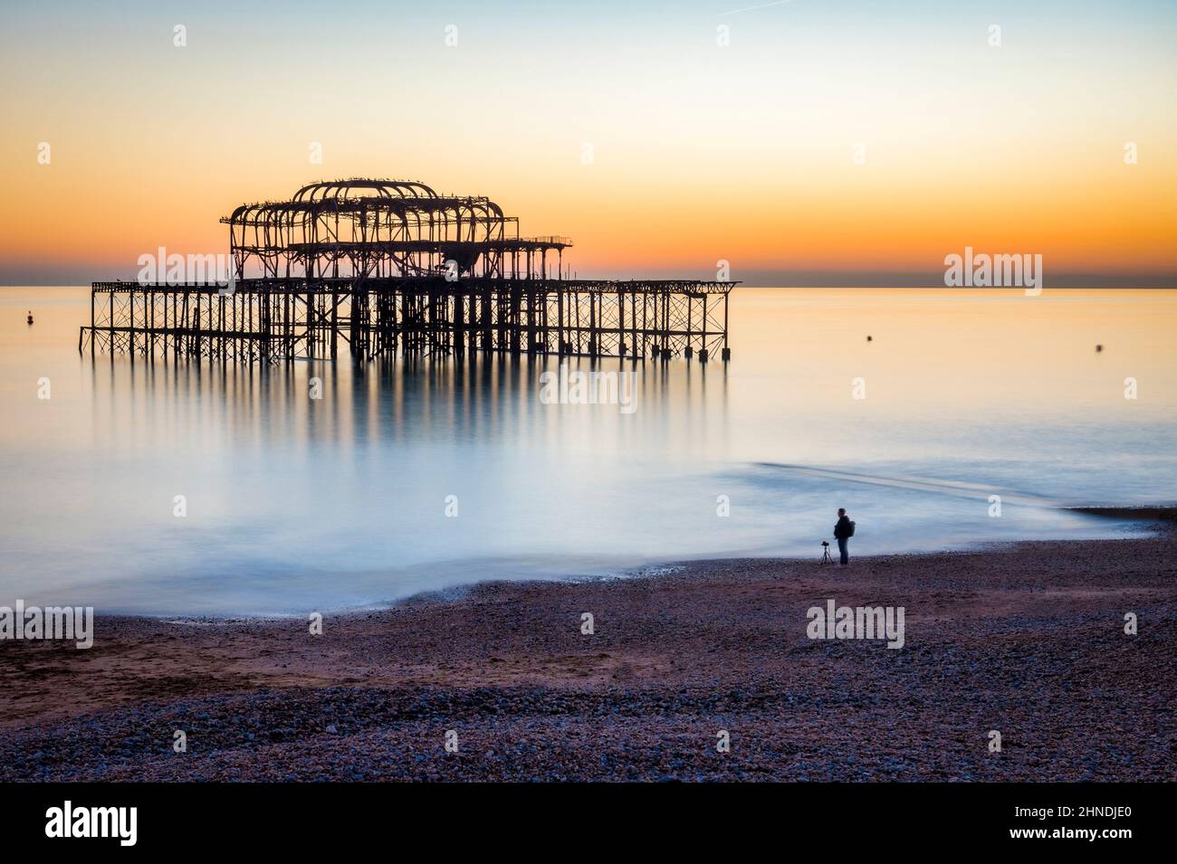 13 de enero de 2022: Brighton, East Sussex, Reino Unido - Brighton West Pier al atardecer en una clara tarde de invierno, exposición larga. Foto de stock