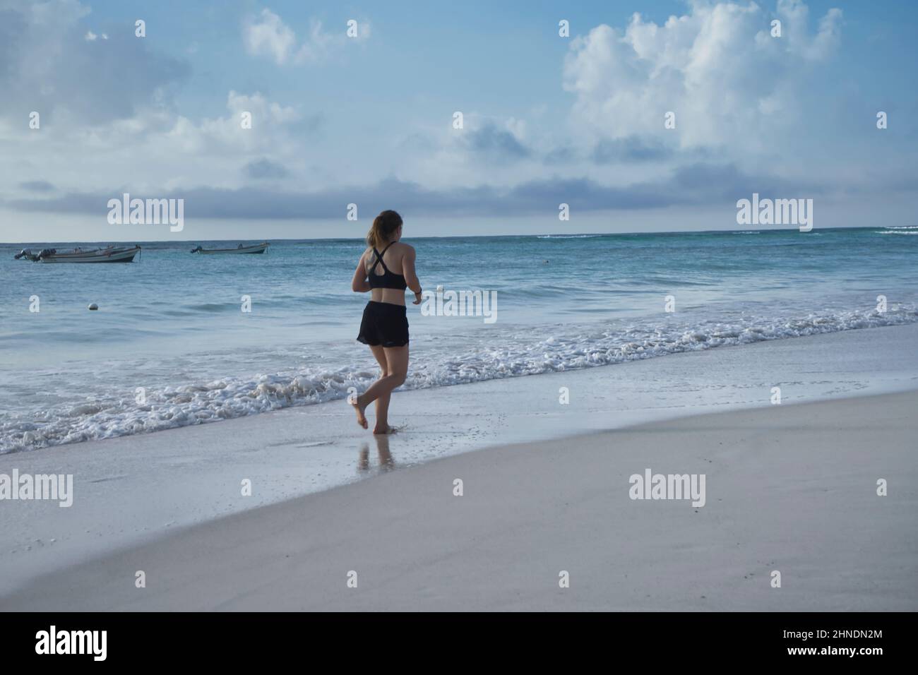 Cerca de la mujer corriendo en la playa Fotografía de stock - Alamy