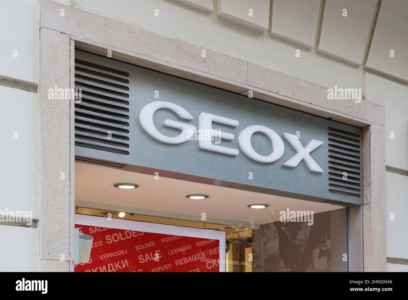 VALENCIA, ESPAÑA - 15 DE FEBRERO de 2022: Geox es una marca italiana de  calzado y ropa Fotografía de stock - Alamy
