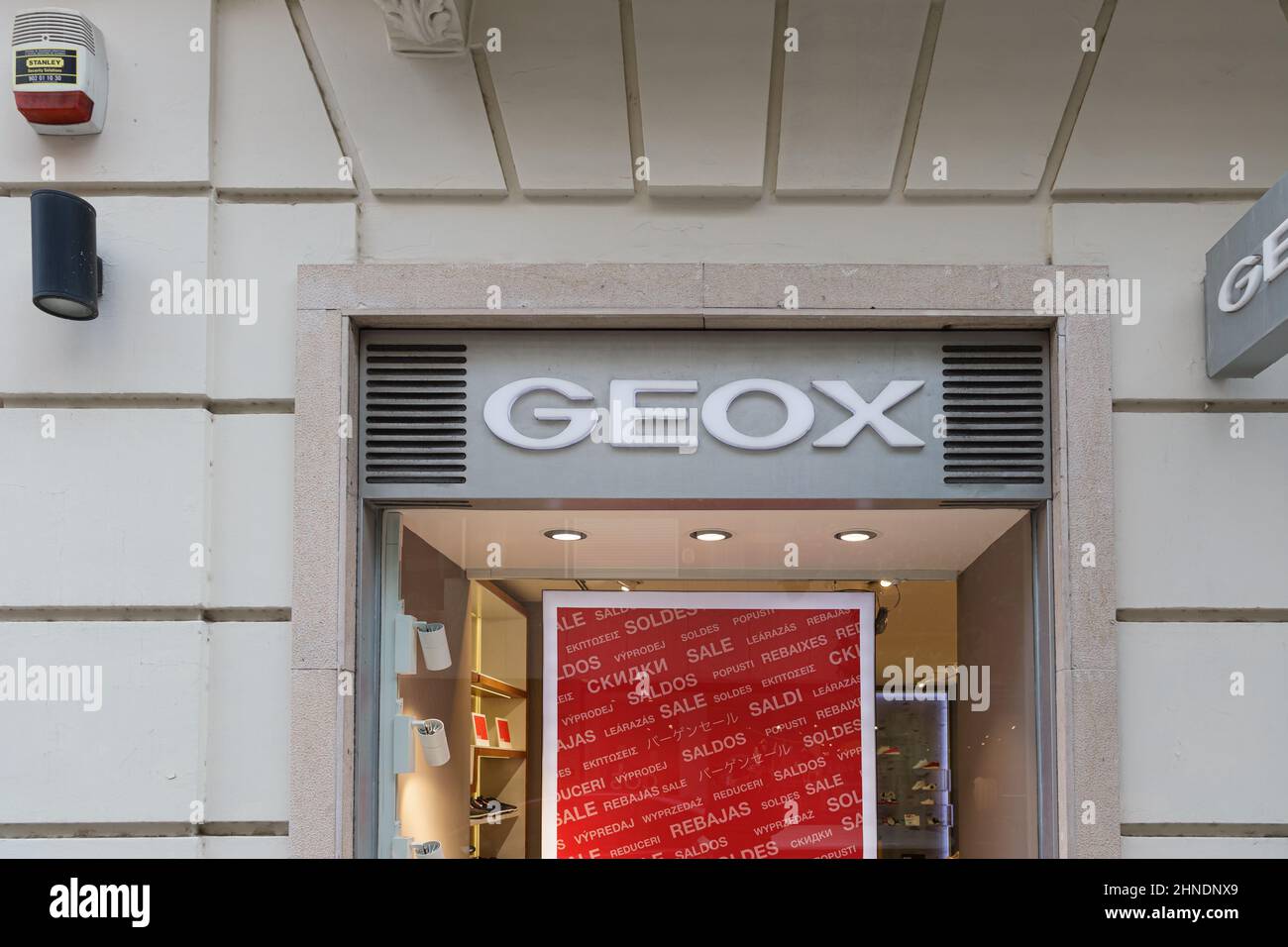 lanzar tristeza rechazo VALENCIA, ESPAÑA - 15 DE FEBRERO de 2022: Geox es una marca italiana de  calzado y ropa Fotografía de stock - Alamy