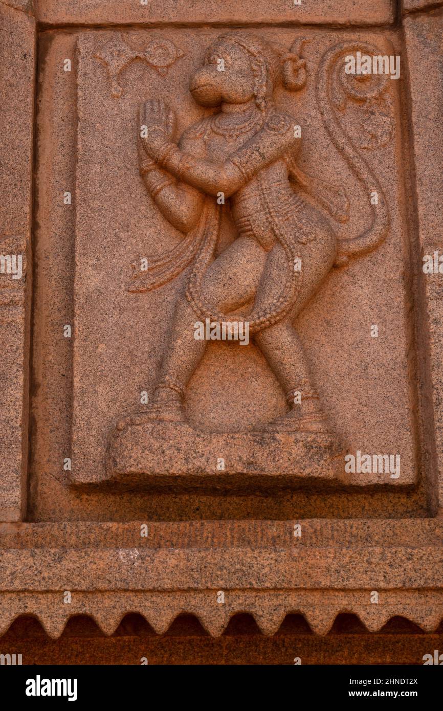 Una vista cercana de la escultura de relieve Hanuman en la pared del templo Hazaara Rama, Hampi, Karnataka, India-Febrero de 01,2022 Foto de stock