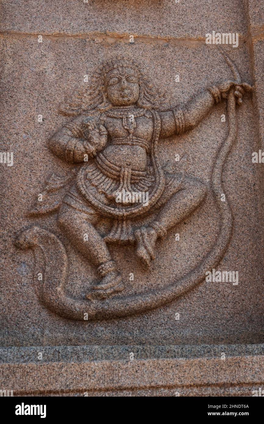 Vista cercana de Krishna en murales de ayuda de Kaling en la pared del templo Hazaara Rama, Hampi, Karnataka, India-Febrero 01,2022 Foto de stock
