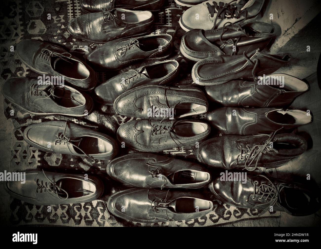 Zapatos y botas usados para hombre en una alfombra vieja en el mercado de  pulgas de Brooklyn Fotografía de stock - Alamy