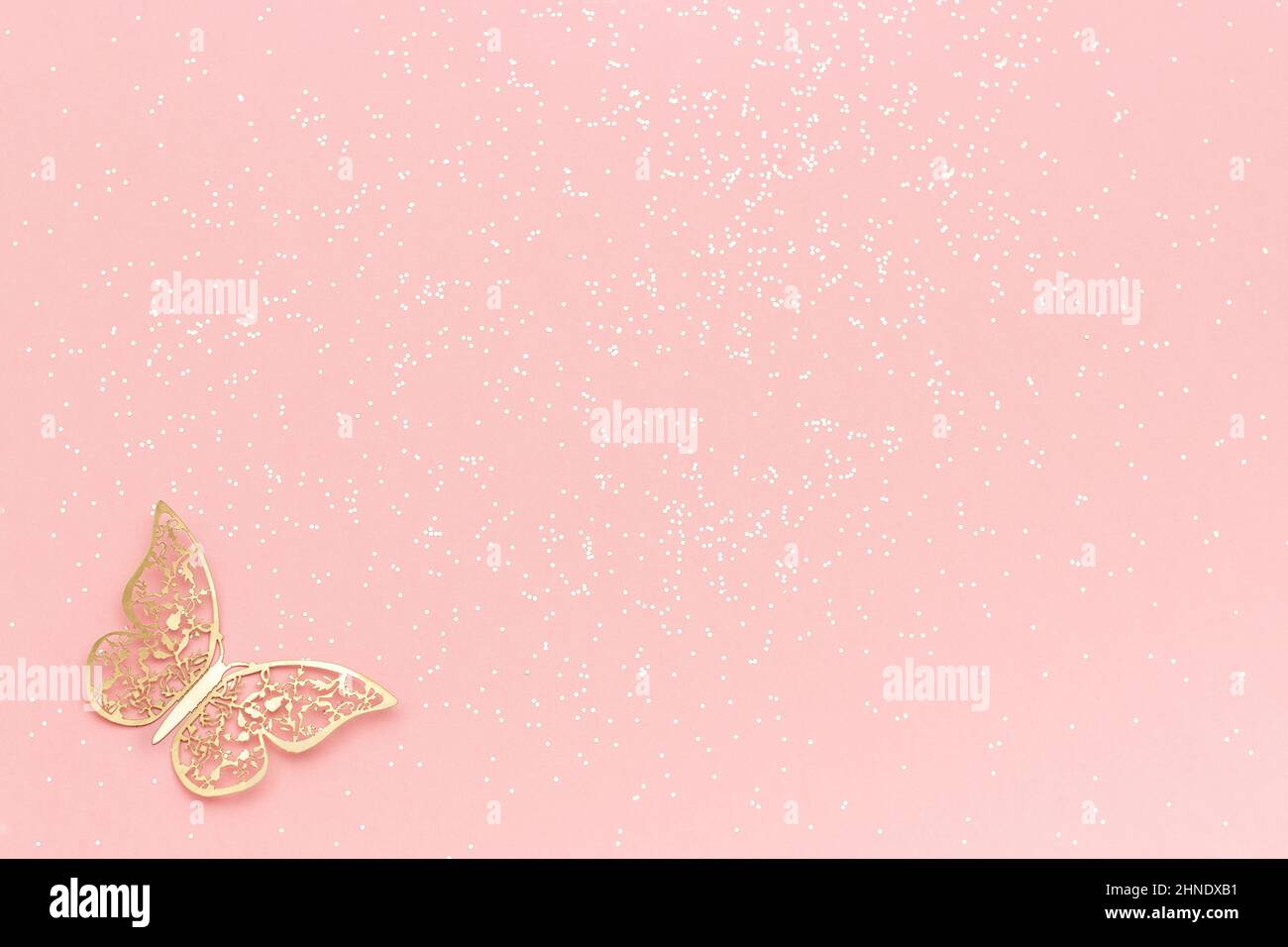 Brilla con destellos y mariposa de color dorado en tonos pastel rosa fondo  moderno. Fondo festivo, plantilla Fotografía de stock - Alamy