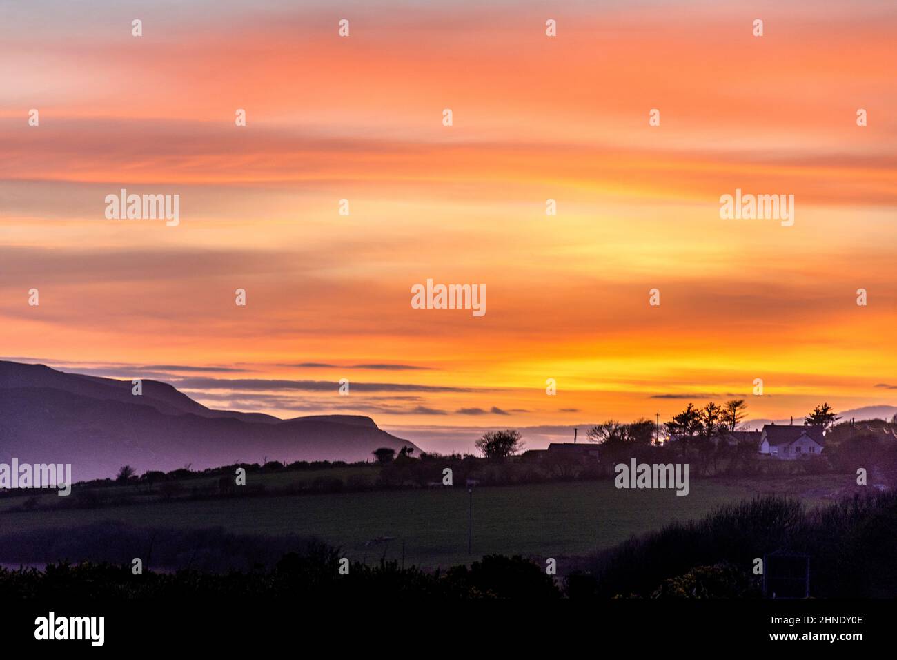 Casa rural durante una espectacular puesta de sol en la Vía Atlántica Salvaje cerca de Ardara, Condado de Donegal, Irlanda. Foto de stock