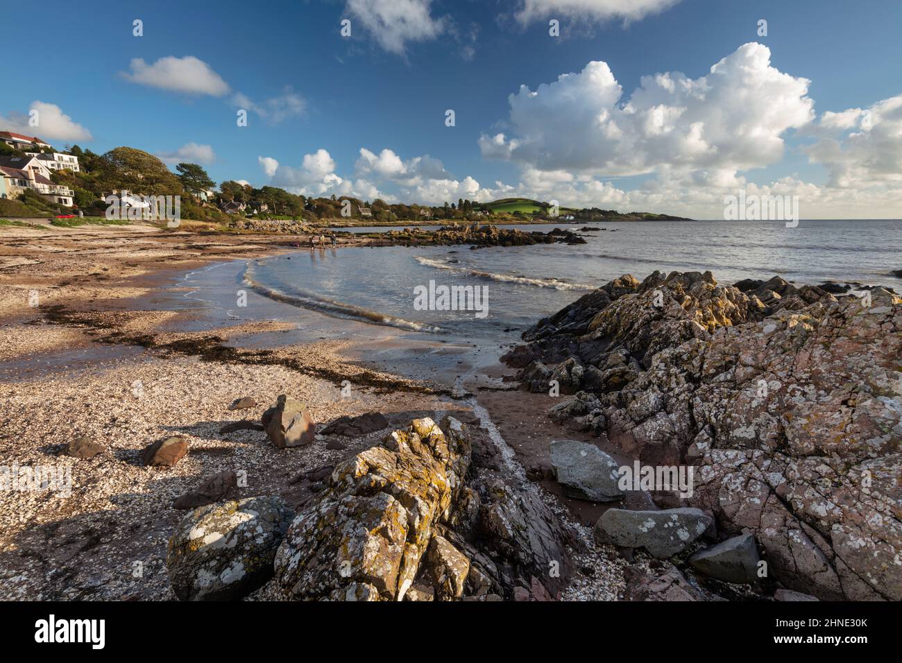 Playa y costa rocosa en Solway Firth, Rockcliffe, Dalbeattie, Dumfries y Galloway, Escocia, Reino Unido, Europa Foto de stock