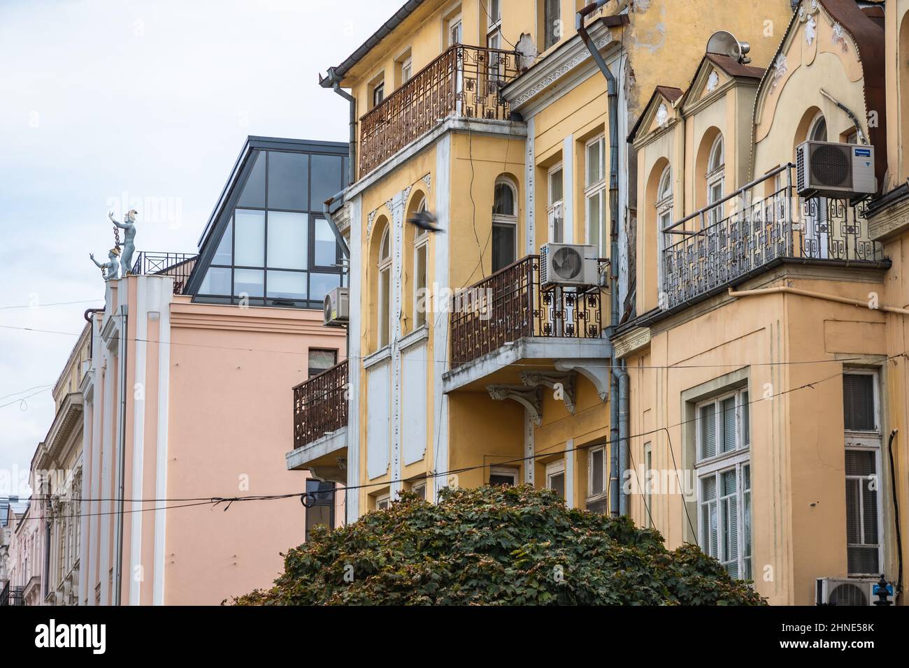 Apartamentos en la calle Knyaz Alexander I en la ciudad de Plovdiv, capital de la provincia de Plovdiv en el centro-sur de Bulgaria Foto de stock
