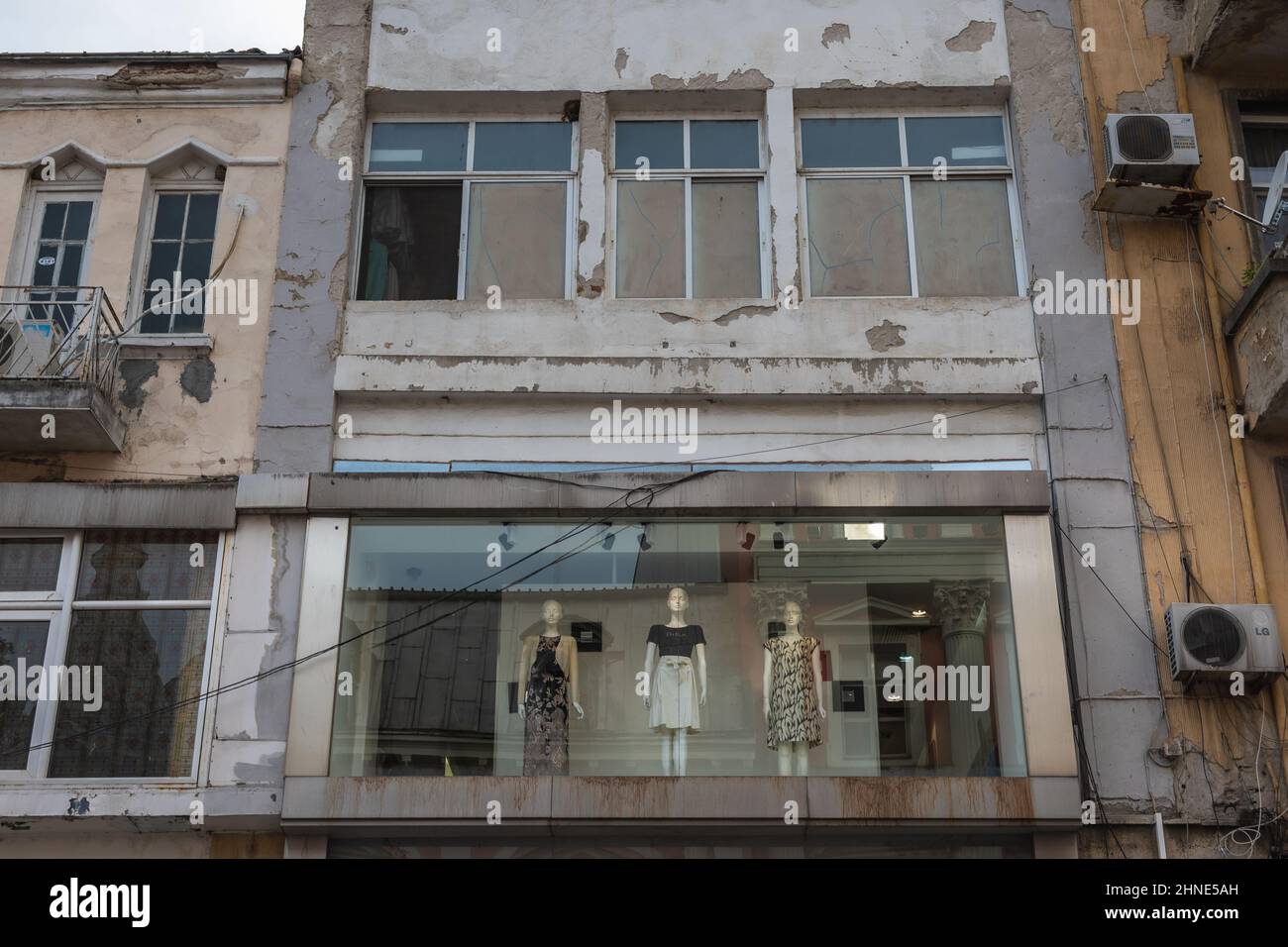 Manikins en boutique en la calle Knyaz Alexander I en la ciudad de Plovdiv, capital de la provincia de Plovdiv en el centro-sur de Bulgaria Foto de stock