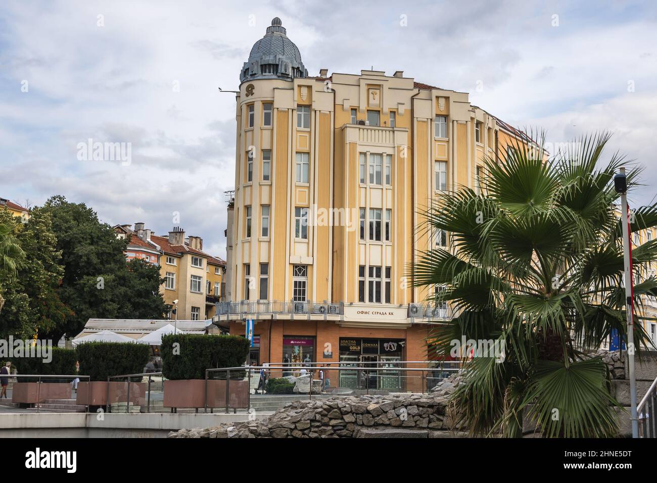 Edificio en la calle Knyaz Alexander I 1 en la ciudad de Plovdiv, capital de la provincia de Plovdiv en el centro-sur de Bulgaria Foto de stock