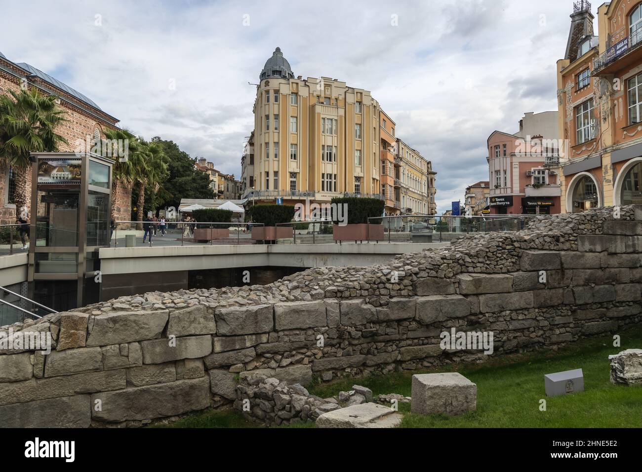 Edificio en 1 Knyaz Alexander I calle y ruinas del estadio romano en la ciudad de Plovdiv, capital de la provincia de Plovdiv en el centro-sur de Bulgaria Foto de stock