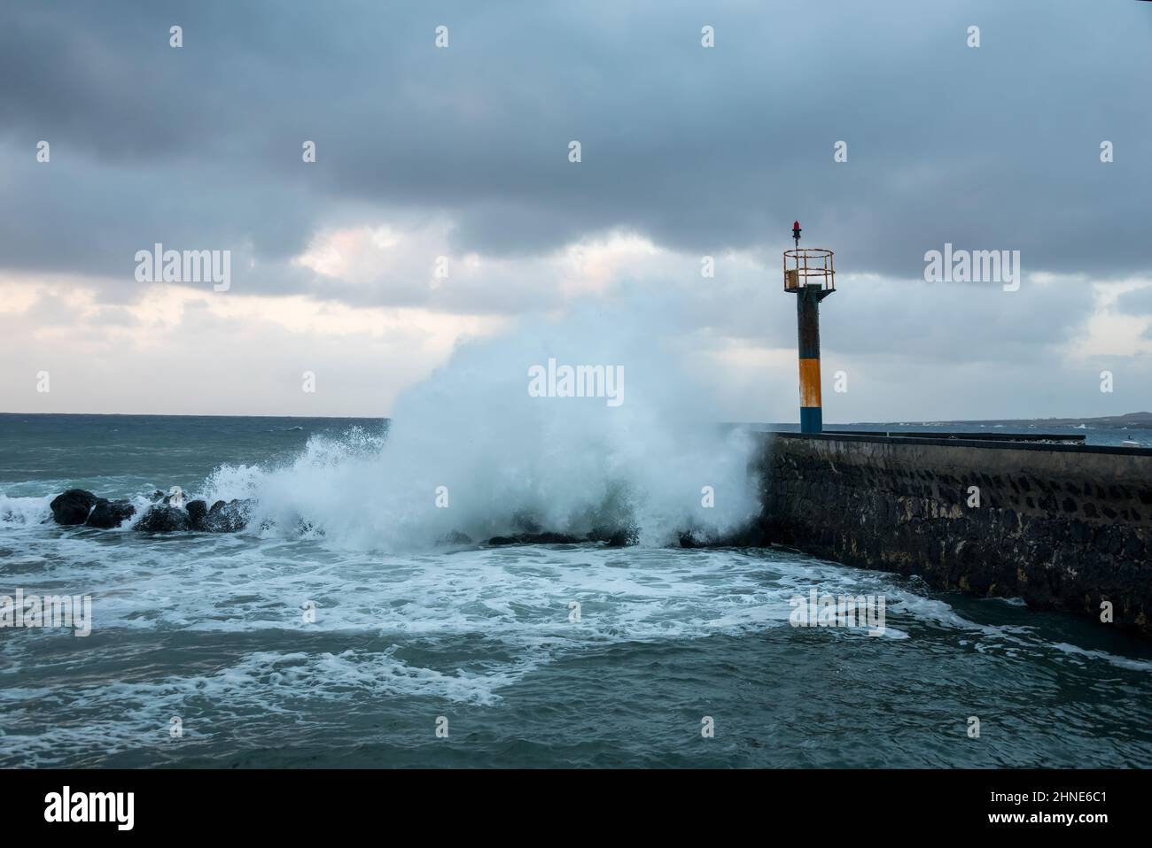 Olas y tormentas en Arrieta, Lanzarote, Islas Canarias Foto de stock