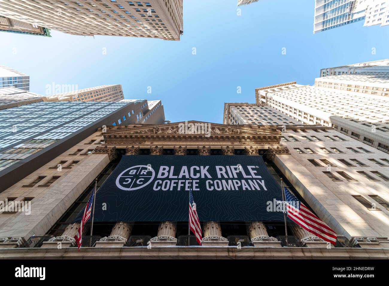 La fachada de la Bolsa de Nueva York está decorada para su