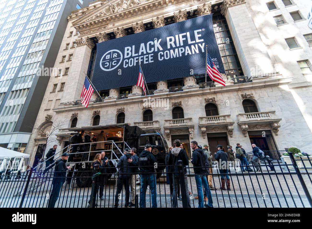 La fachada de la Bolsa de Nueva York está decorada para su