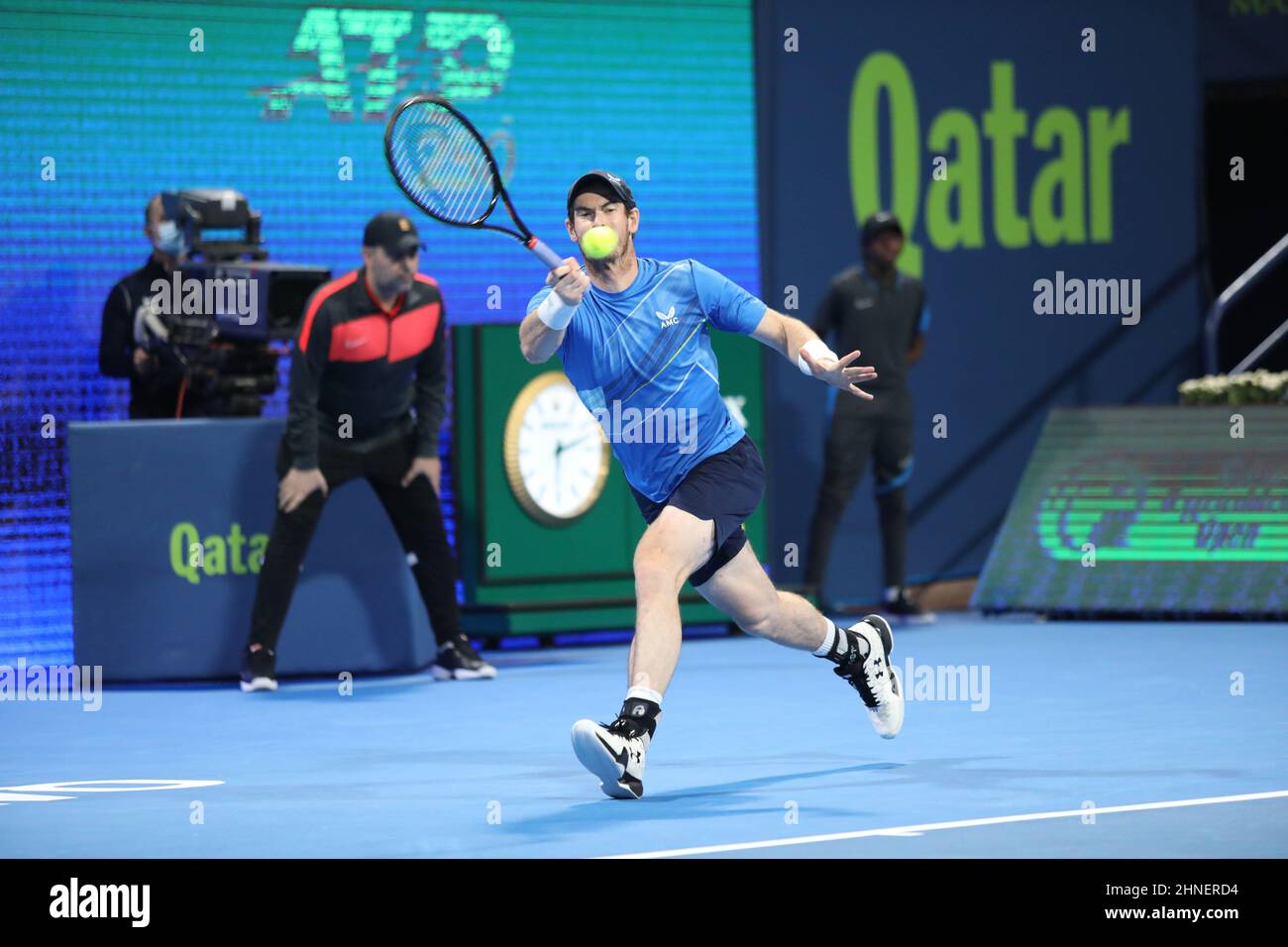 Andy Murray de Gran Bretaña en acción durante su ronda de 16 con Roberto Bautista Agut de España en el Qatar ExxonMobil Open en Khalifa International Tennis and Squash Complex el 16 de febrero de 2022 en Doha, Qatar. Foto de stock