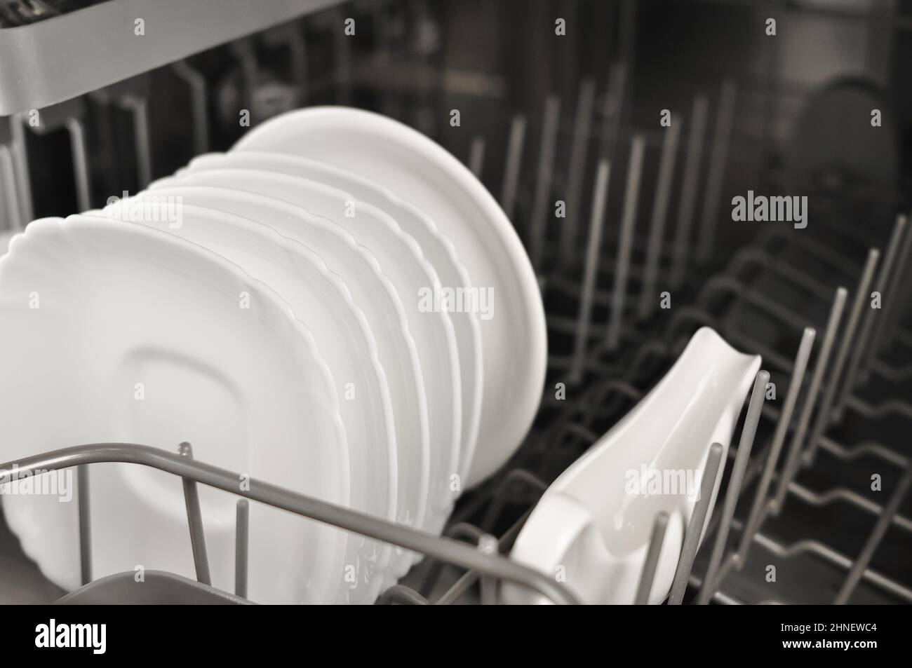 Lavavajillas con platos blancos y vasos en la cocina Fotografía de stock -  Alamy