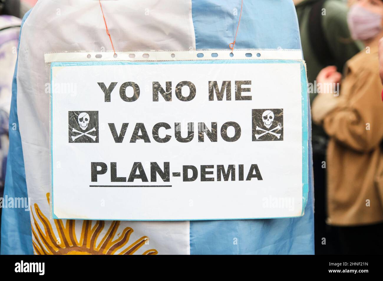 Buenos Aires, Argentina; 24 de septiembre de 2021: Persona irreconocible que lleva una bandera argentina y un signo anti-vacuna en su espalda: No vacuno. Foto de stock