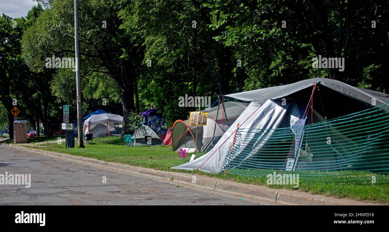 Tiendas de campaña en un campamento de refugio sin hogar. Minneapolis Minnesota MN Estados Unidos Foto de stock